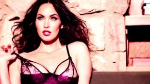 Megan Fox egy másik dimenzióban szexiskedik legújabb reklámjában