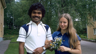 Indiából ment felesége után Svédországba. Biciklivel