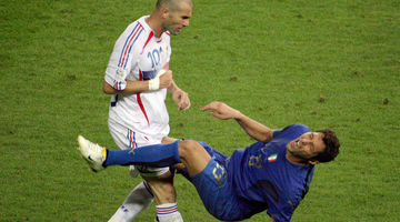 A bundás olaszok nyertek, Zidane elborult