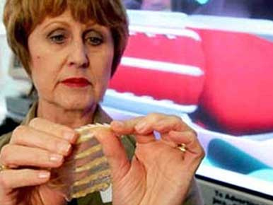 Tüskéket szúr az erőszakoskodó farkába a vébén osztogatott női kondom