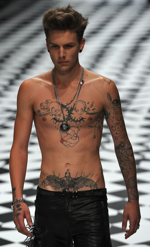 Vasarely és tetoválásorgia a Versace bemutatóján