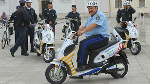 Elektromos járművel üldöznek a rendőrök