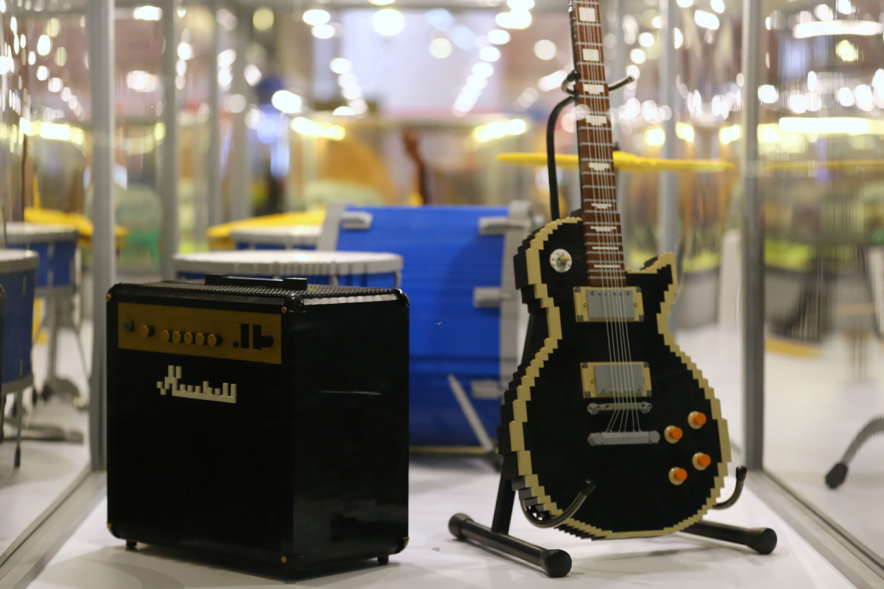 Marshall és Gibson, két emblematikus rockzenei tárgy a hangszeres vitrinben.