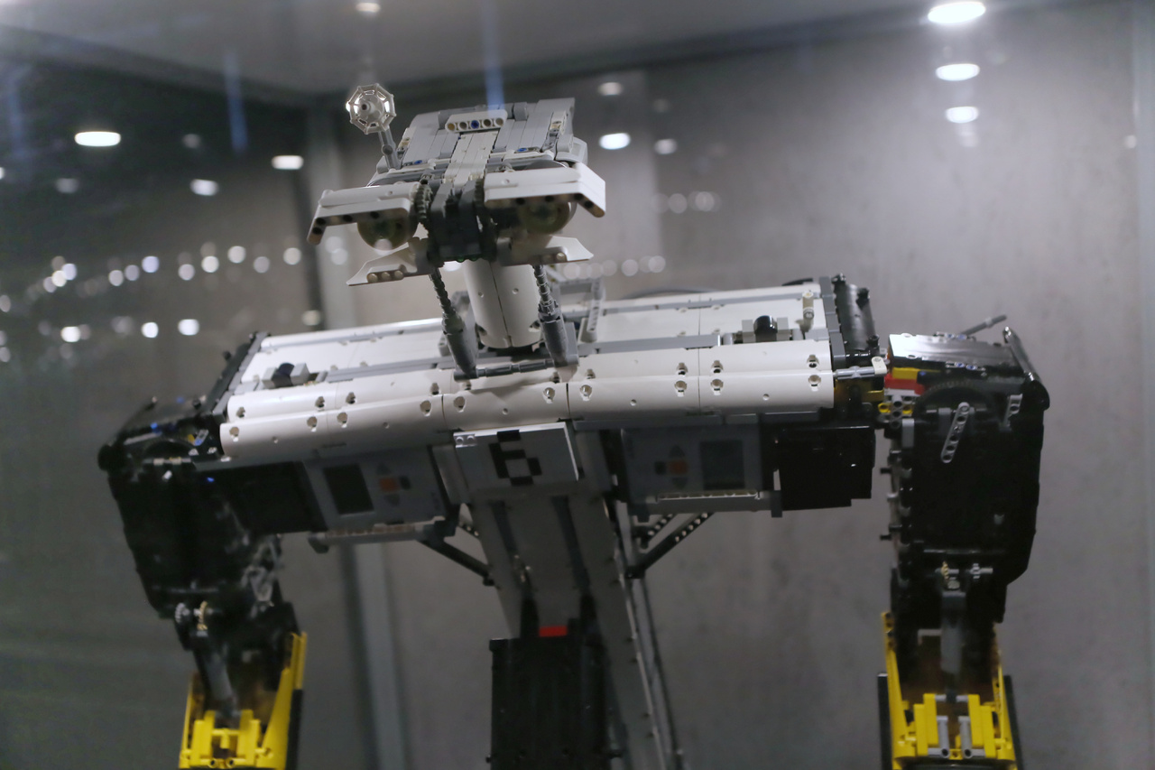 Johhny 6: a Rövidzárlat című amerikai sci-fi film főszereplőjének közeli rokona. Bár csak feleakkora mint a filmbéli robot, de így is a világ legnagyobb, Lego-kockákból épült működőképes robotja. Tömege 15 kilogramm, magassága több mint egy méter. 