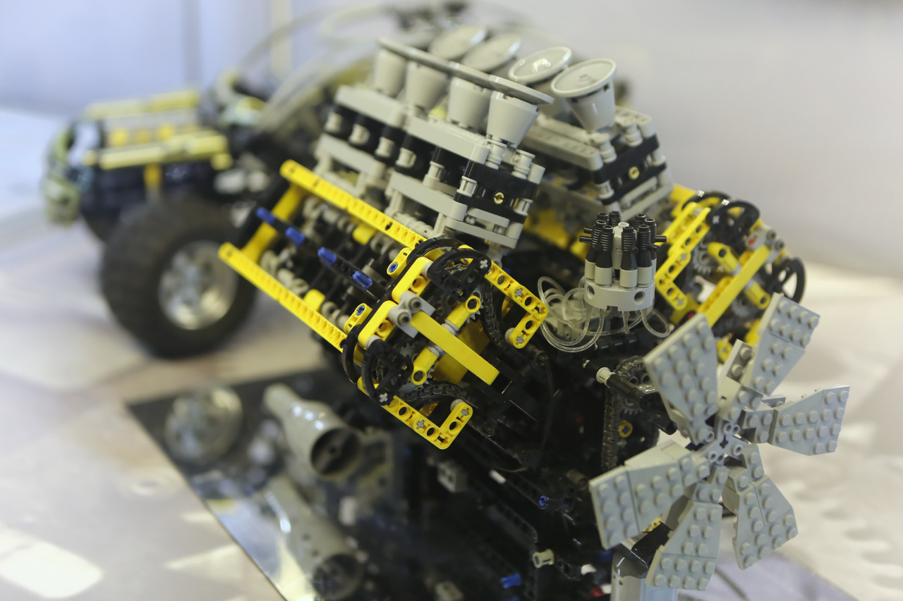 Nyolchengeres, V-elrendezésű motor modellje, 3500 alkatrészből épült.