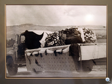 A temetési teherautó Tamási Áron koporsójával