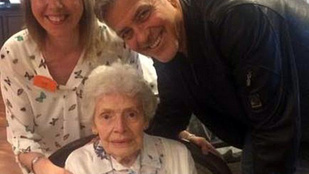 George Clooney beugrott egy idősek otthonába, hogy boldog születésnapot kívánjon egy 87 éves néninek