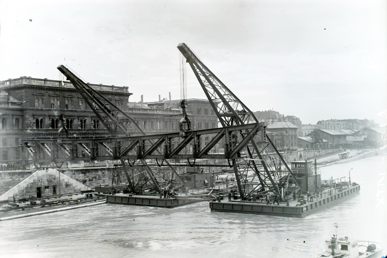 1946: az Ady és a József Attila 100 tonnás úszódaruk a Szabadság híd újraépítésénél.