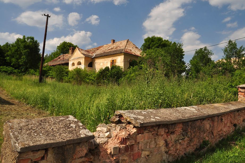 Lassan szellemfaluvá válik a kicsi, magyarlakta település: máris ilyen romos állapotban van