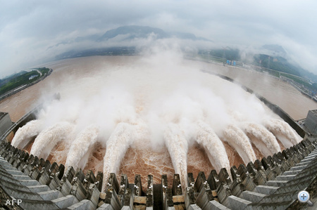 A Három Völgy duzzasztógát. A 2006-ban elkészült hatalmas vízierőműből az idei év legnagyobb vízmennyiségét kell leengedni az áradások miatt.