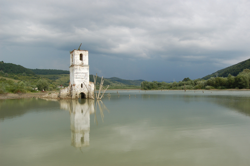 25 év után ismét látszik majd az elsüllyesztett erdélyi falu - Képeken a falurombolás szimbóluma
