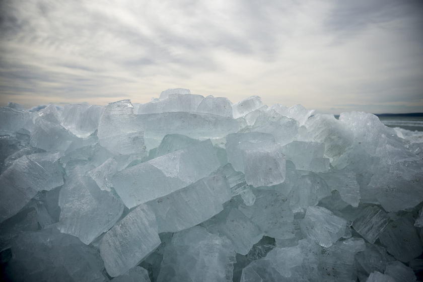 Jégkorszak a Balatonnál: ilyen gigantikus összetört jégtáblák állják el az emberek útját
