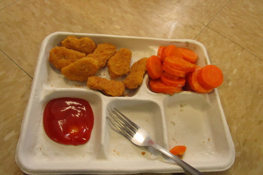 Képeken a tipikus menzakaja: nézd meg, máshol mit kapnak ebédre a gyerekek!