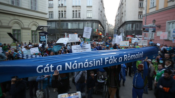 Több százan tüntettek a római-parti mobilgát ellen