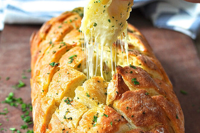 Nyúlós sajtos kenyér finom fűszerekkel - Vacsorára is remek