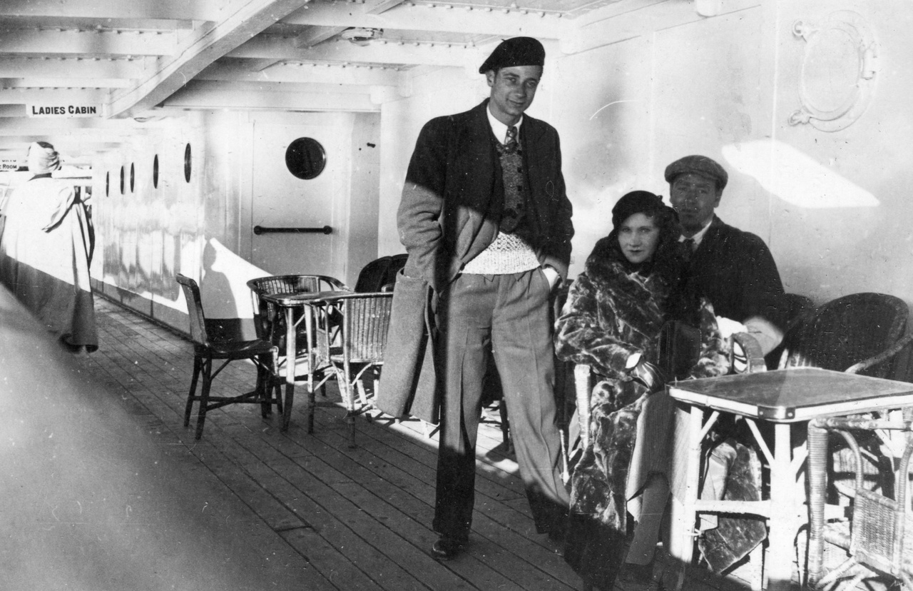 A Tanger és Gibraltár közötti hajóút utasai a fedélzeten 1933-banA fotelben ülő férfi valószínűleg az album tulajdonosa. Nem tudjuk, mivel múlatták az időt utazás közben, de például Gorcsev Iván hasonló körülmények között Nobel-díjat nyert (egy makaó nevű kártyajátékon).&nbsp;