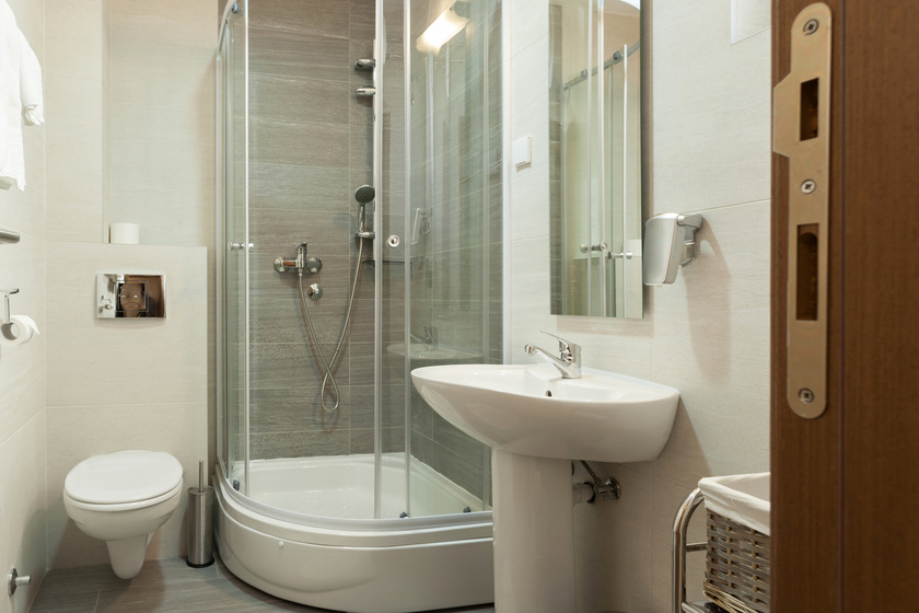 Így lesz tiszta és vízkőmentes a zuhanykabin fala: ezt a fürdőszobai maradékot használd