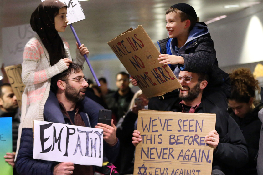 Nem muszlimok, nem zsidók: emberek! Futótűzként terjed a tüntetésen készült fotó