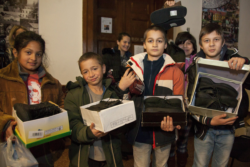 Ingyen cipőt kaptak a somogyvári gyerekek: 390 párat ajánlott fel a vállalkozó