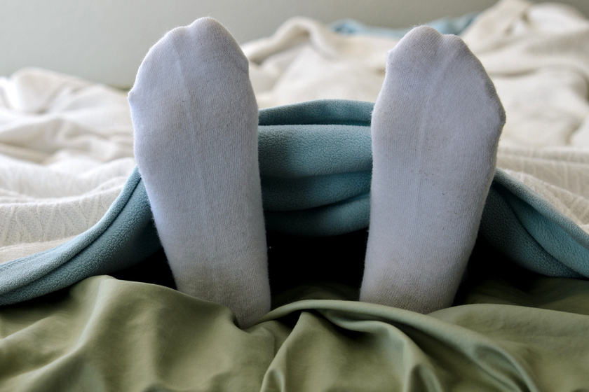 Káros, ha zokniban alszol? Ez történik közben a szervezetben