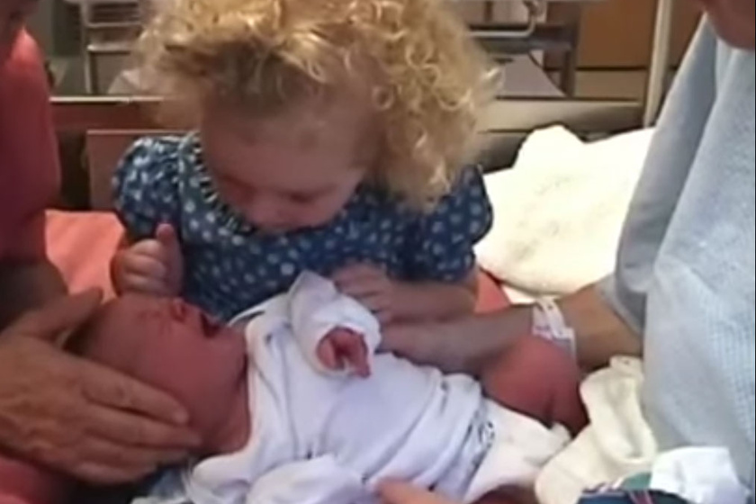 11 millió ember olvadt el a videótól: így vigasztalja meg a kislány újszülött húgát