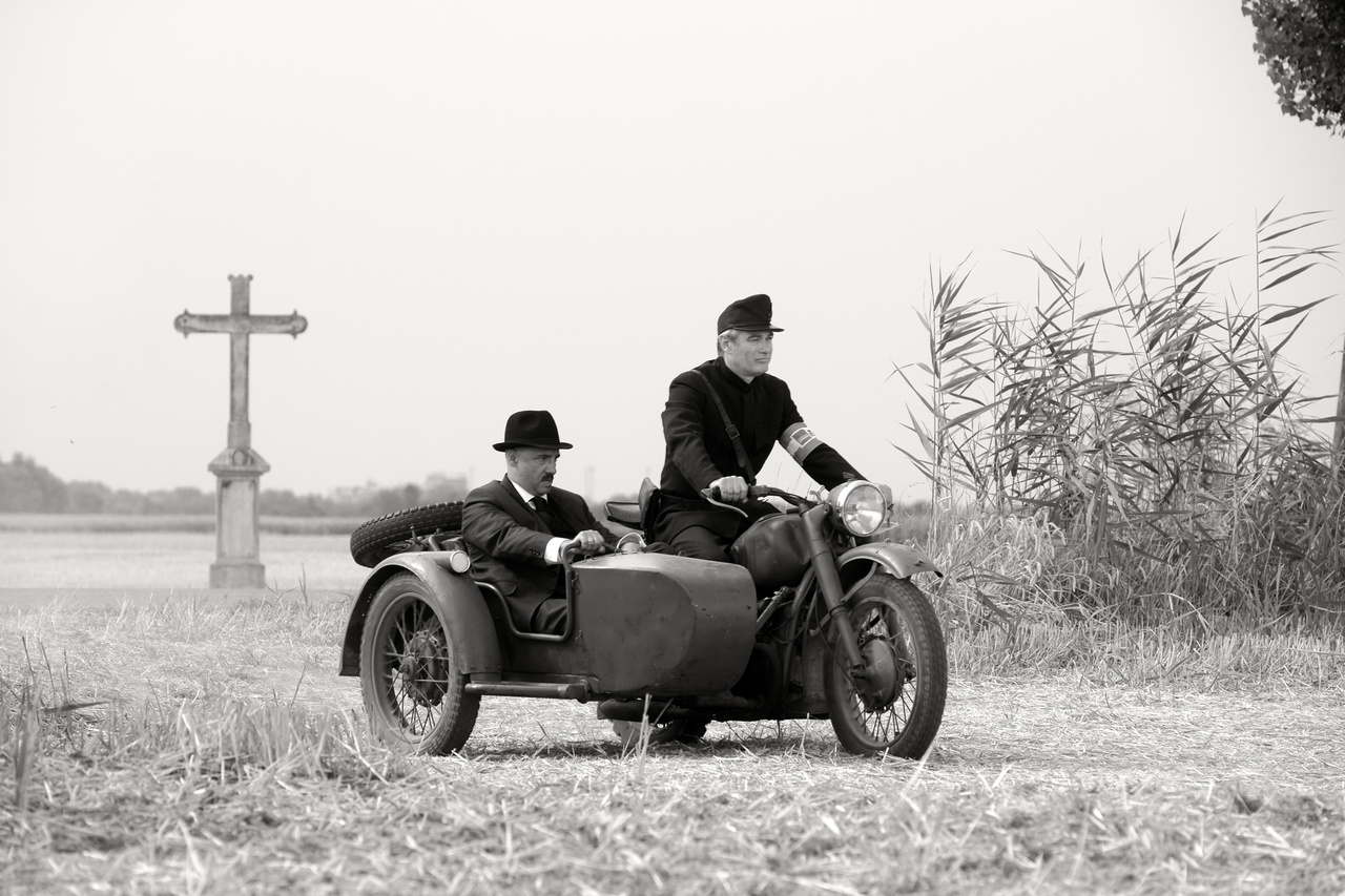 A motorn Terhes Sándor, az oldalkocsijában Rudolf Péter, aki a falu kiskirályát, a jegyzőt alakítja.