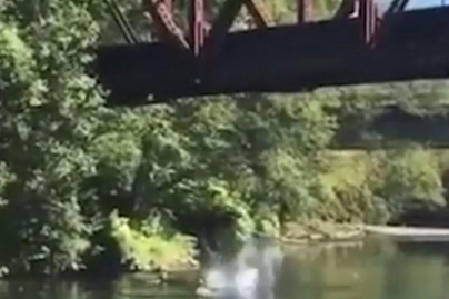 Fogta a 4 éves gyereket, és ledobta a hídról: ezreket sokkol a videó a neten