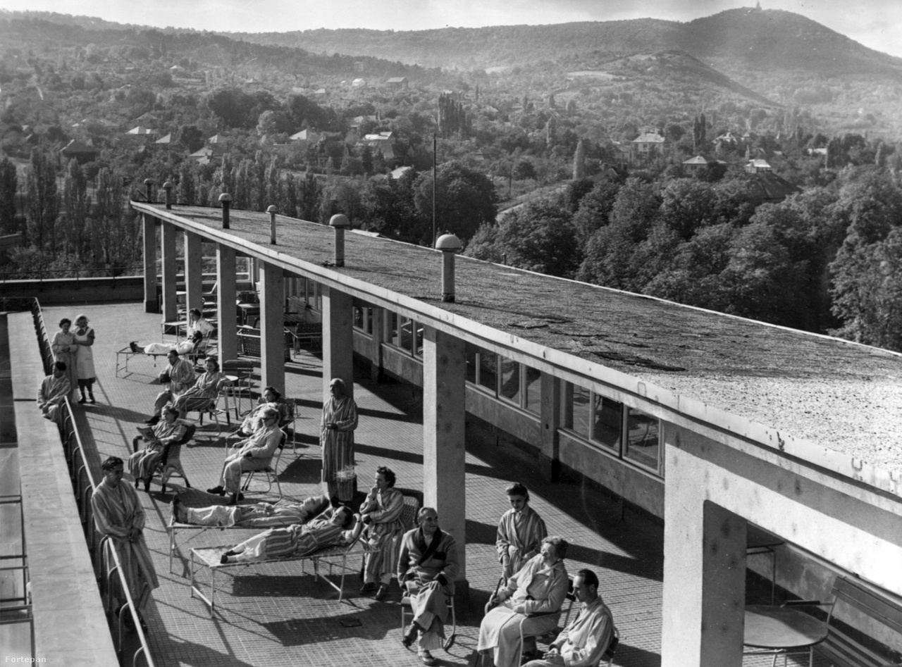 A Kútvölgyi Kórház tetőterasza elképesztően menőn nézett ki 1963-ban. Valószínűleg sokat dob a képen, hogy nincsenek még sűrűn beépítve a hegyek a háttrében.