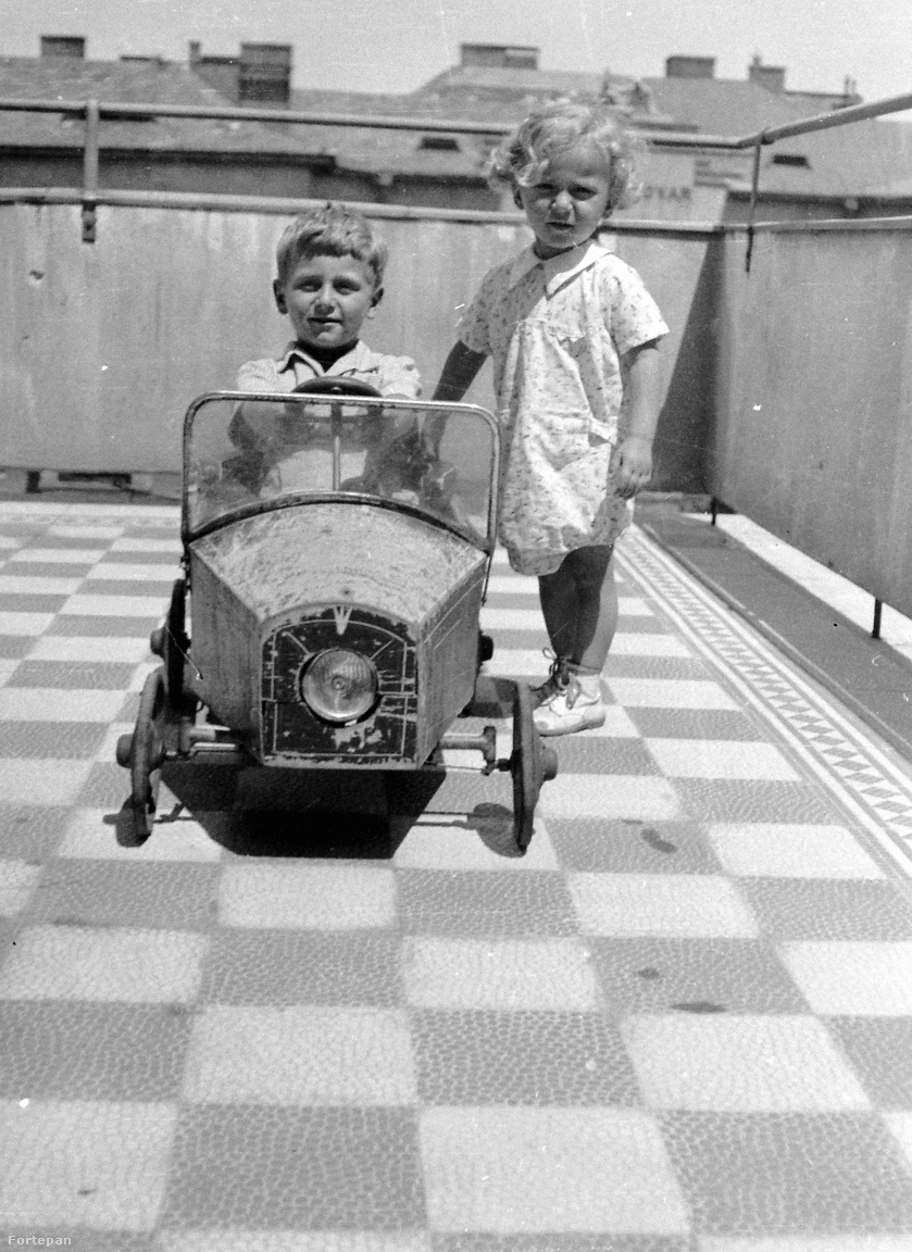 1936, Eszék utca, tetőterasz. Pedálos autó.
                        