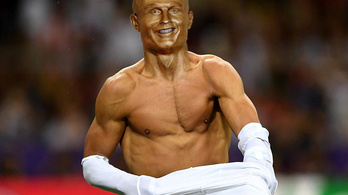 Rommá fotosoppolták Ronaldo bizarr szobrát az internetes mókamesterek