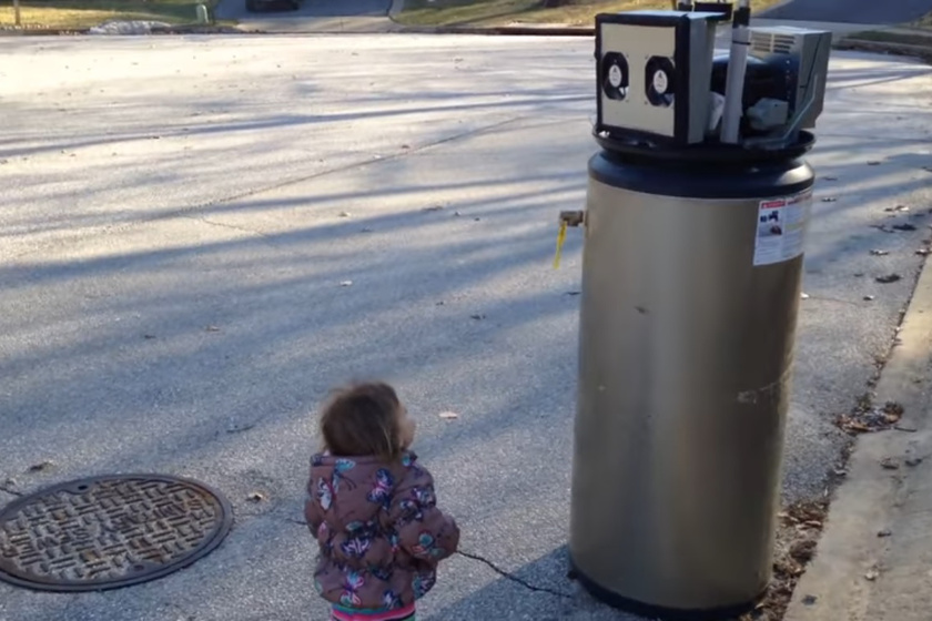 Egy törött bojlert hitt robotnak a kislány - Imádni fogod a reakcióját
