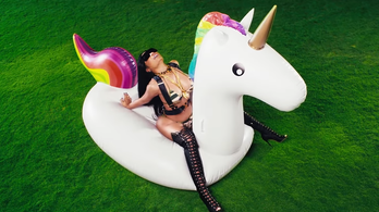 Nicki Minaj egy felfújható unikornison lovagol