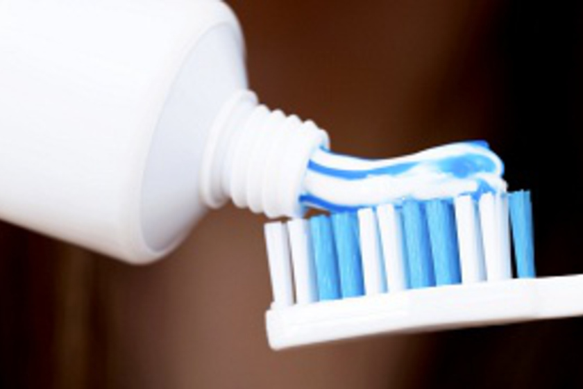 Sose vegyél ilyen fogkrémet: 4 összetevő, amit keress a dobozán!