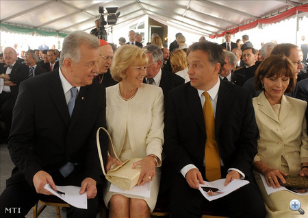 Balról: Schmitt Pál köztársasági elnök és felesége, Makray Katalin, valamint Orbán Viktor miniszterelnök és felesége, Lévai Anikó beszélget az ünnepségen.