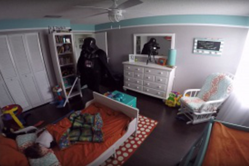 Te mit csinálnál, ha reggel Darth Vader ébresztene? Tuti nem azt, mint ez a kétéves