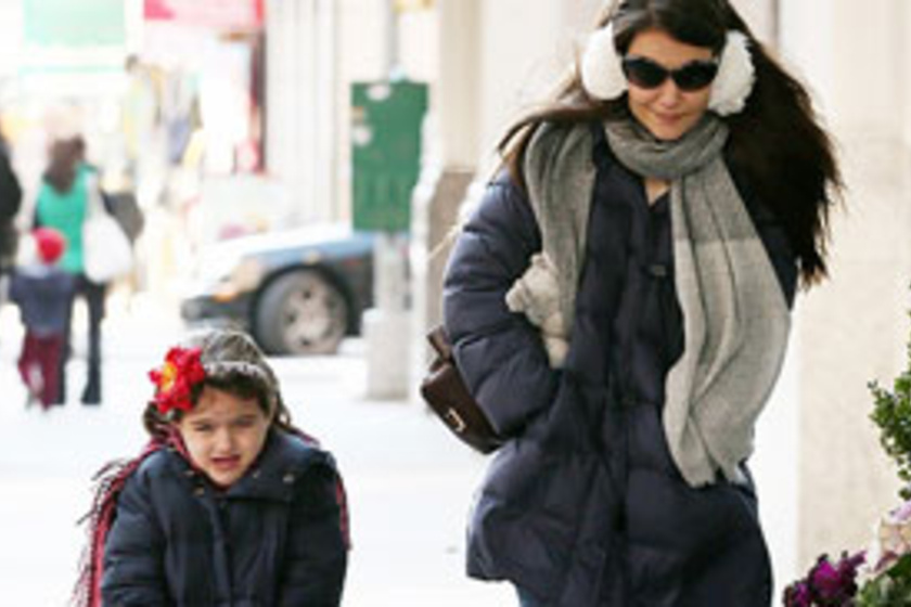 Katie Holmes és Suri olyanok, mint két tojás: ugyanolyan kabátba bújt anya és lánya