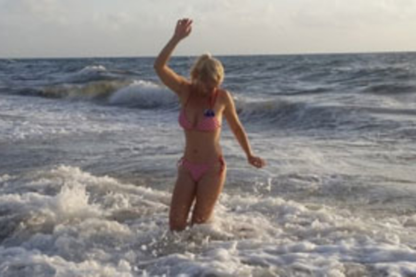 Ritka bikinis fotók! Az RTL Klub műsorvezetője így pancsol a tengerben