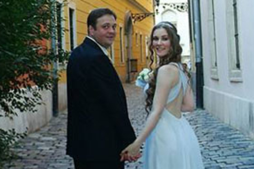 Feleségül vette kolléganőjét a magyar színész! Nézd meg az esküvői fotójukat