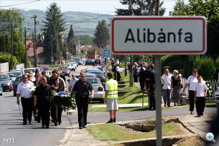 
                        A csaknem 500 lelkes település temetőjét övező utakon kilométer hosszan parkoltak a búcsúztatáson résztvevők autói