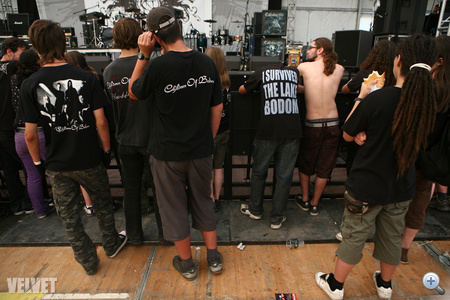 MTV Headbangers Ball: terepszínű gatya, plusz a kedvenc zenekar nevével ellátott fekete póló.