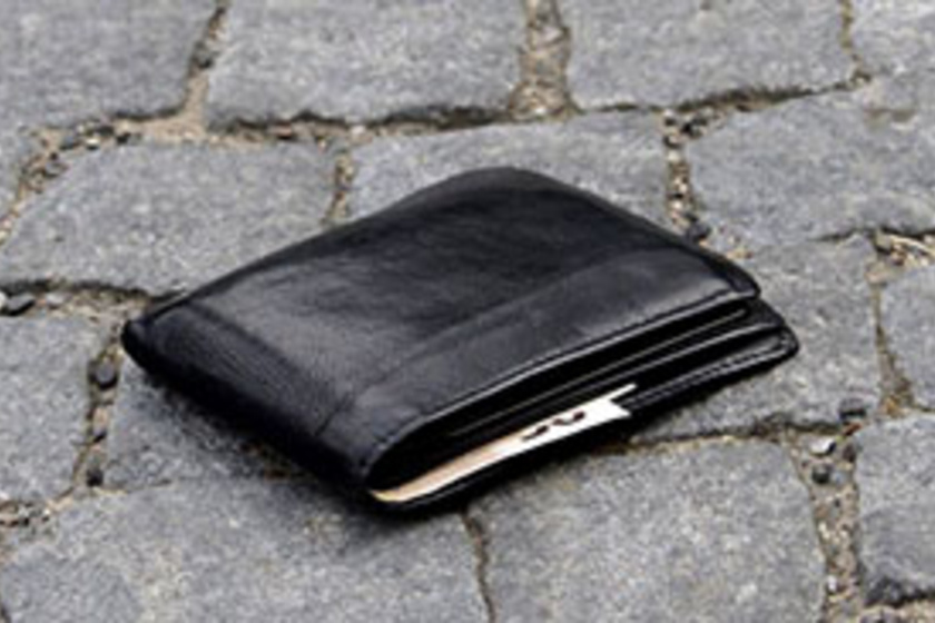 Mi történik, ha leejtesz egy pénztárcát az utcán?