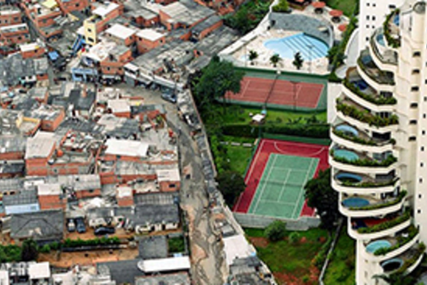 Így élnek a gazdagok és a szegények: megdöbbentő képeken a kontraszt