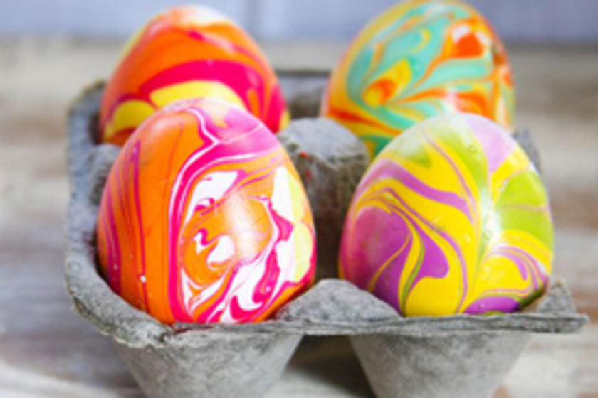 Körömlakkal díszített húsvéti tojás: lépésről lépésre
