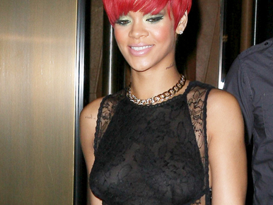 Rihanna átlátszó felsőben ölelte ifjú rajongóját