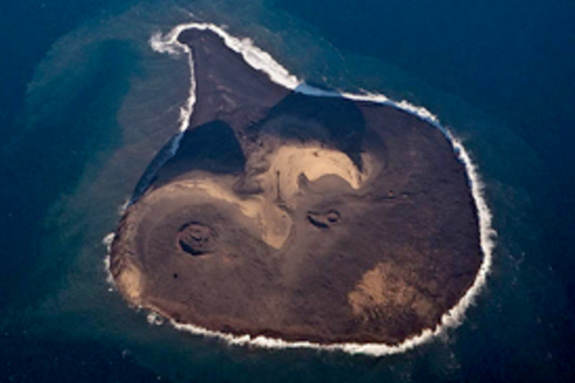 Koponya alakja van a szigetnek