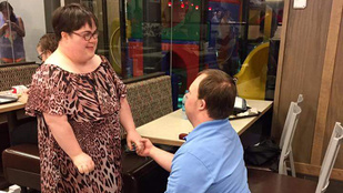 Gyerekkori barátját kérte feleségül a Down-szindrómás fiú
