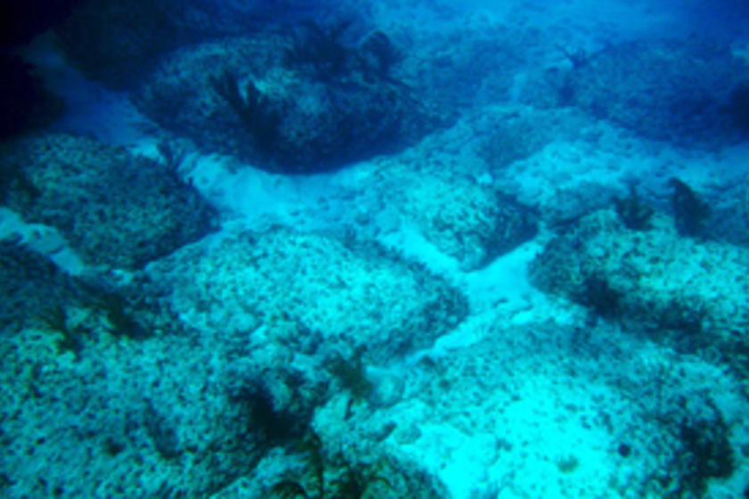 Furcsa dolog bukkant elő a tengerből: képeken 6 rejtélyes víz alatti építmény