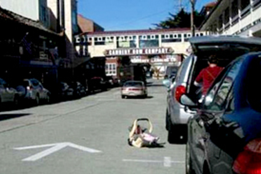 Az út közepére tette a kisbabát az apa, amíg kipakolt a kocsiból