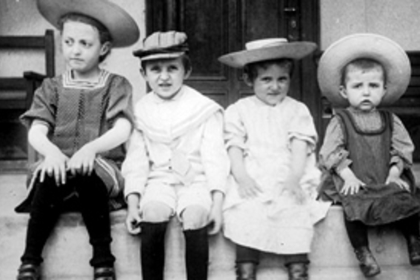 Ritka felvételeken a múlt század gyermekei: nézd meg, milyen ruhácskákat hordtak