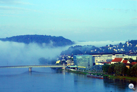 Linzől ömlik a köd. A híd végében az Ars Electronica Center